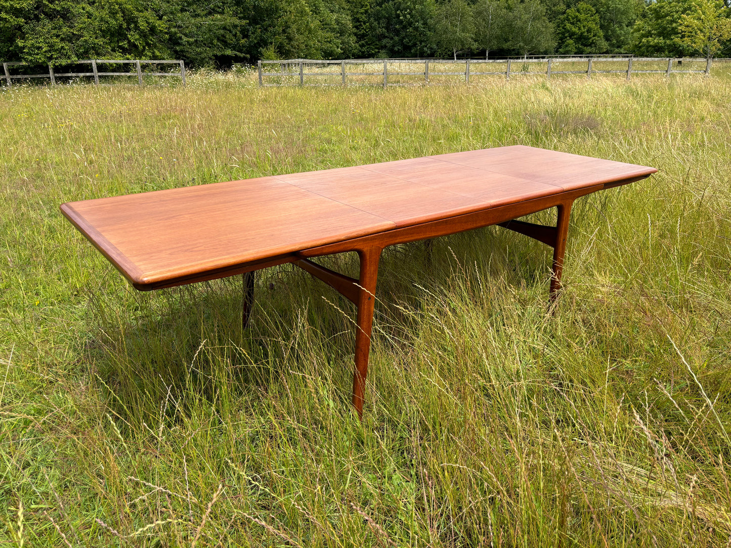 Mid Century Modern Large Danish Model 217 Extendable Teak Table by Arne Hovmand-Olsen for Mogens Kold, 1960s